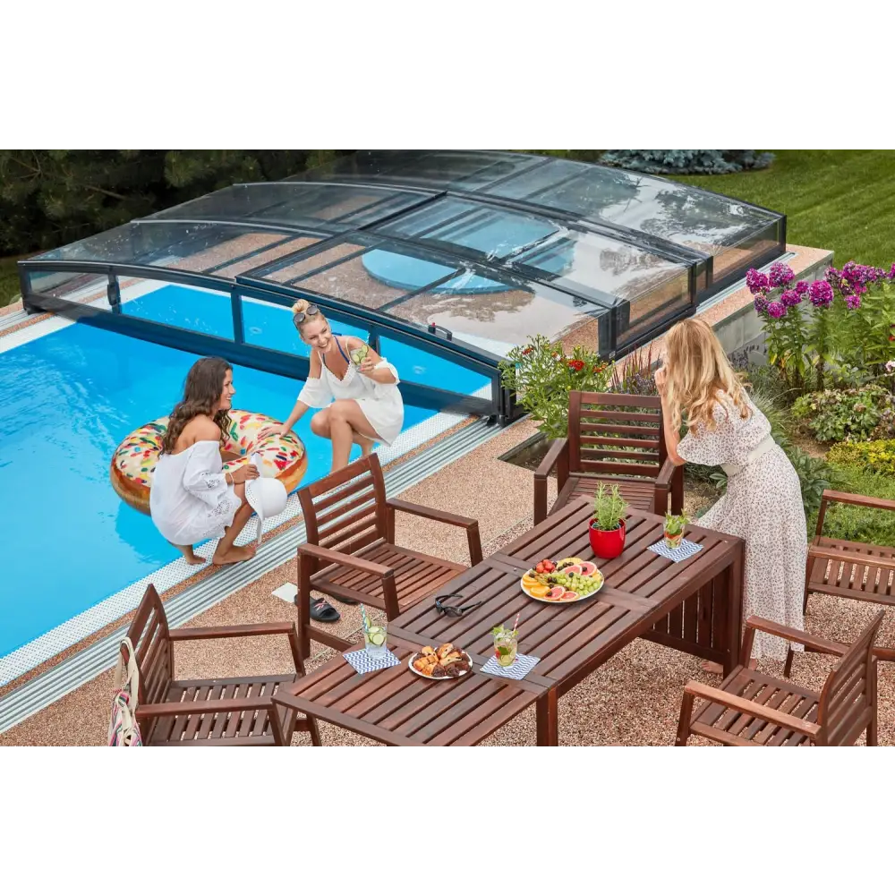 Pooltak Infinity med starka profiler vid brun träpatio vid pool