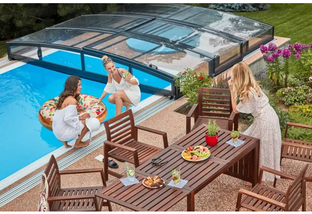 Infinity-bassengtak – ekstra sterke profiler, brun treterrasse ved bassenget, glatt overflate, stoler