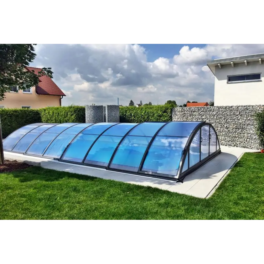 Blått böjt glas pooltak klasik med extra starka profiler och svart metallram