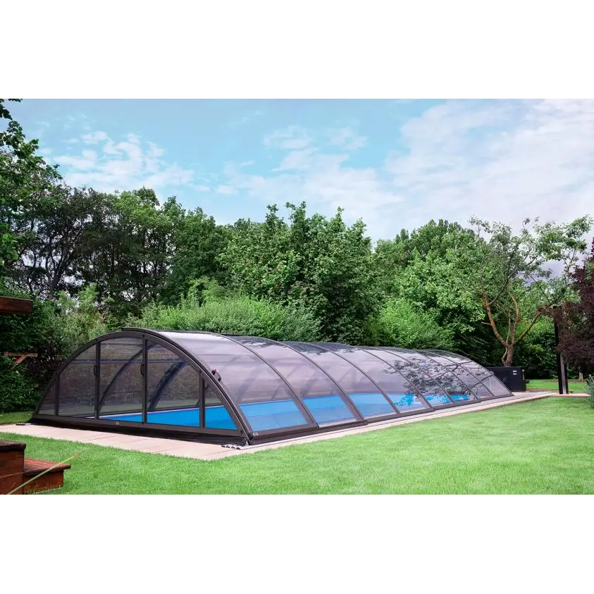 Elegant pooltak Klasik 5x10 med klar kanalplast, svart valv och blå poolvatten