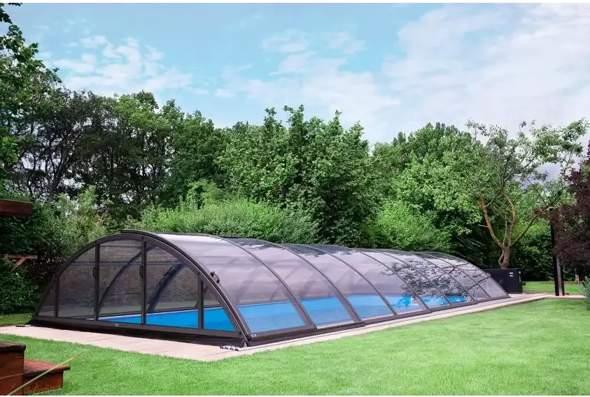 Elegant pooltak Klasik 5x10 med klar kanalplast, svart valv och blå poolvatten