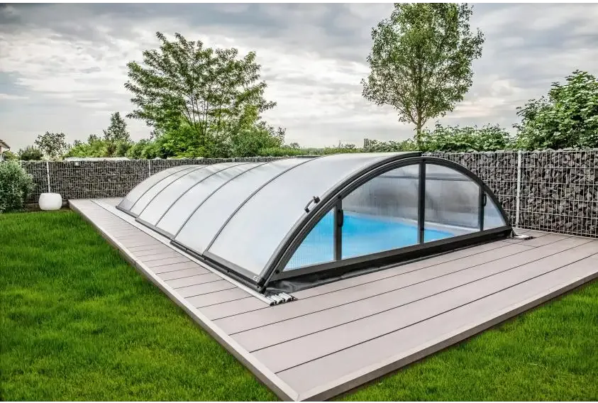 Elegant pooltak Klasik 5x10 med klar kanalplast över pool