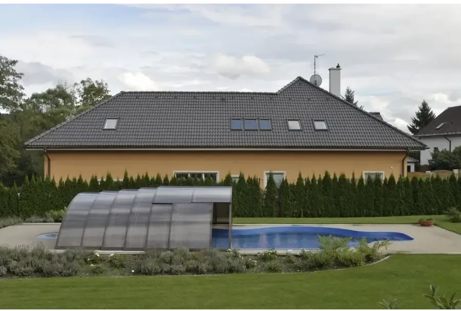 Elegant pooltak Klasik 5x10 med klar kanalplast över blå pool