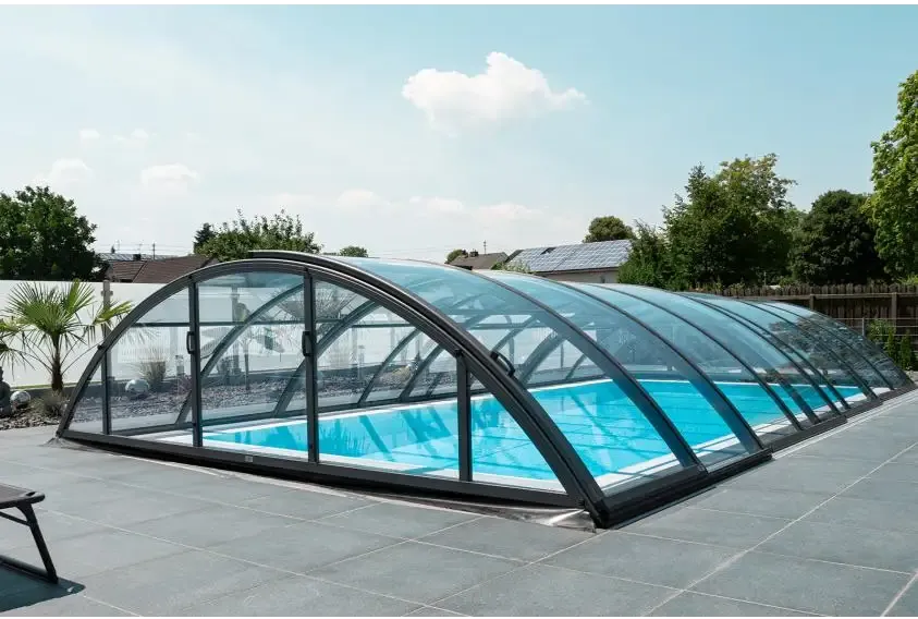 Elegant pooltak Klasik 5x10 med klar kanalplast, svart ram och glas