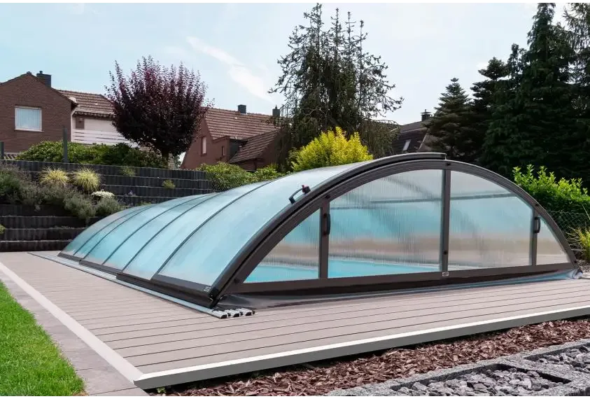 Elegant pooltak Klasik 5x10 med klar kanalplast, blåtonad valv