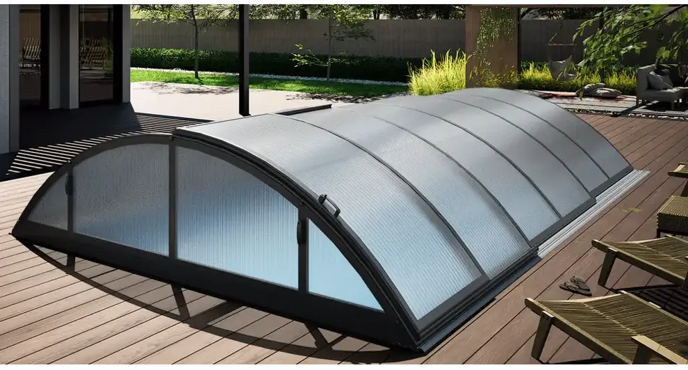 Pooltak Klasik 5×10 med modern valvformad pooltäckning, translucenta paneler och svart metallram
