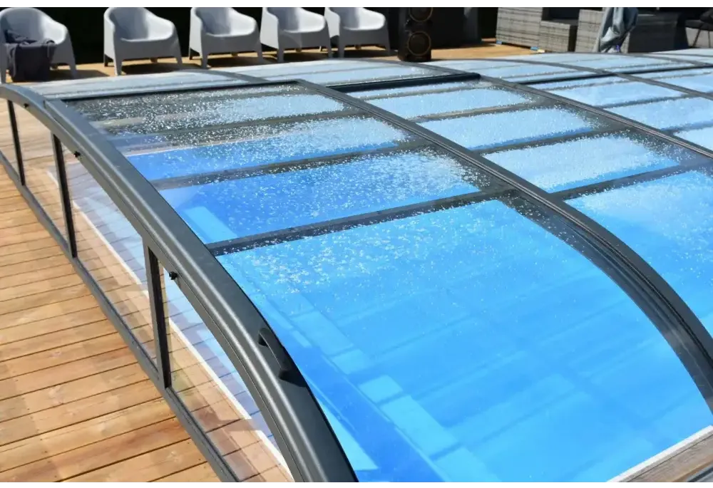 Bågad pooltäckning Pooltak Nivo Kit 1060B med svarta ramar och blå tonade paneler