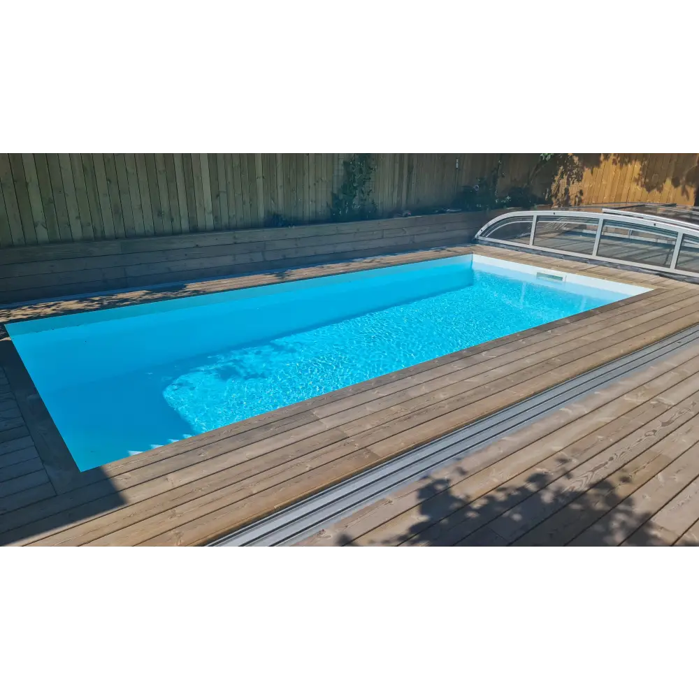 Rektangulärt pooltak 4x10 med klart blått vatten, trädeck och klarglas