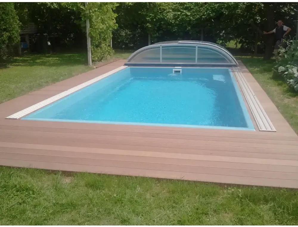 NIVO KIT 1060WC-bassengtak – rektangulær form, klart blått vann, treterrasse, buet overdekning