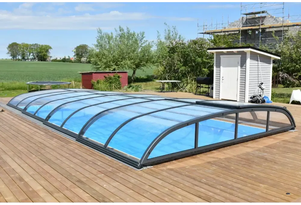 Blått glas pooltak Nivo Kit 650B med svart ram och transparenta paneler
