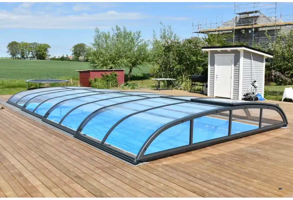 Blått glas pooltak Nivo Kit 650B med svart ram och transparenta paneler