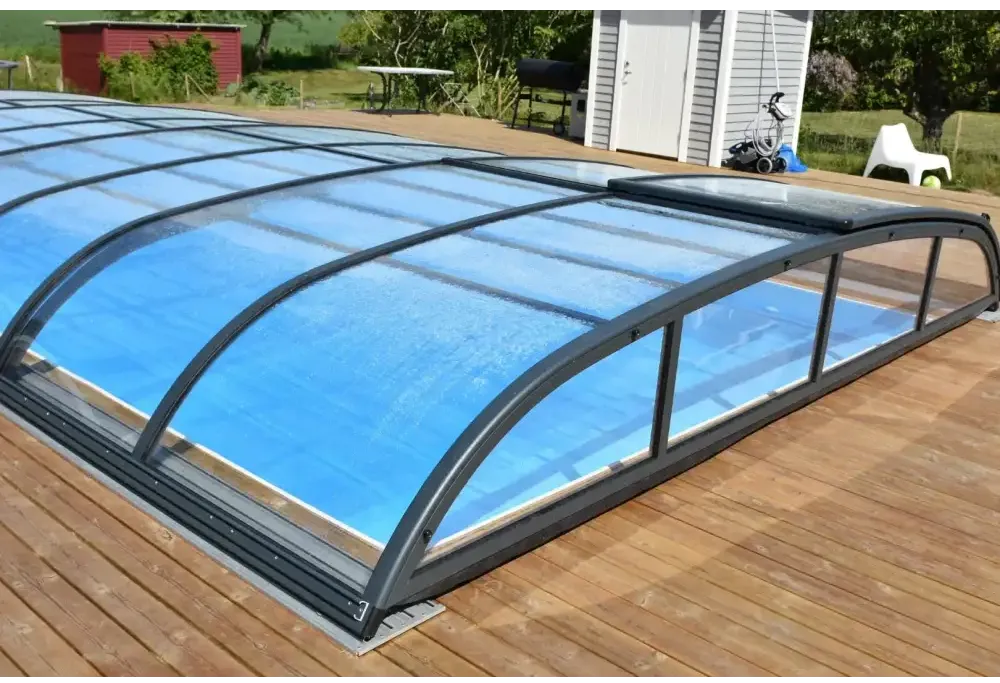 Modern Pooltak Nivo Kit 650B med svarta ramar och transparenta paneler