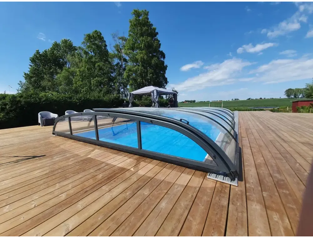 Modern pooltak Nivo Kit 650B med transparenta paneler och installation finns