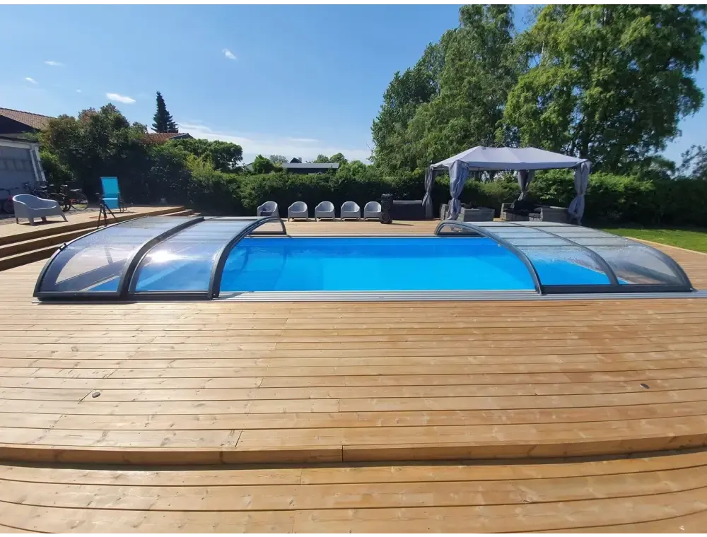 Blått pooltak Nivo Kit 860B med glasrutor på trädeck