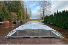Nivo Kit-bassengtak – klare paneler, sølvfarget ramme, treterrasse