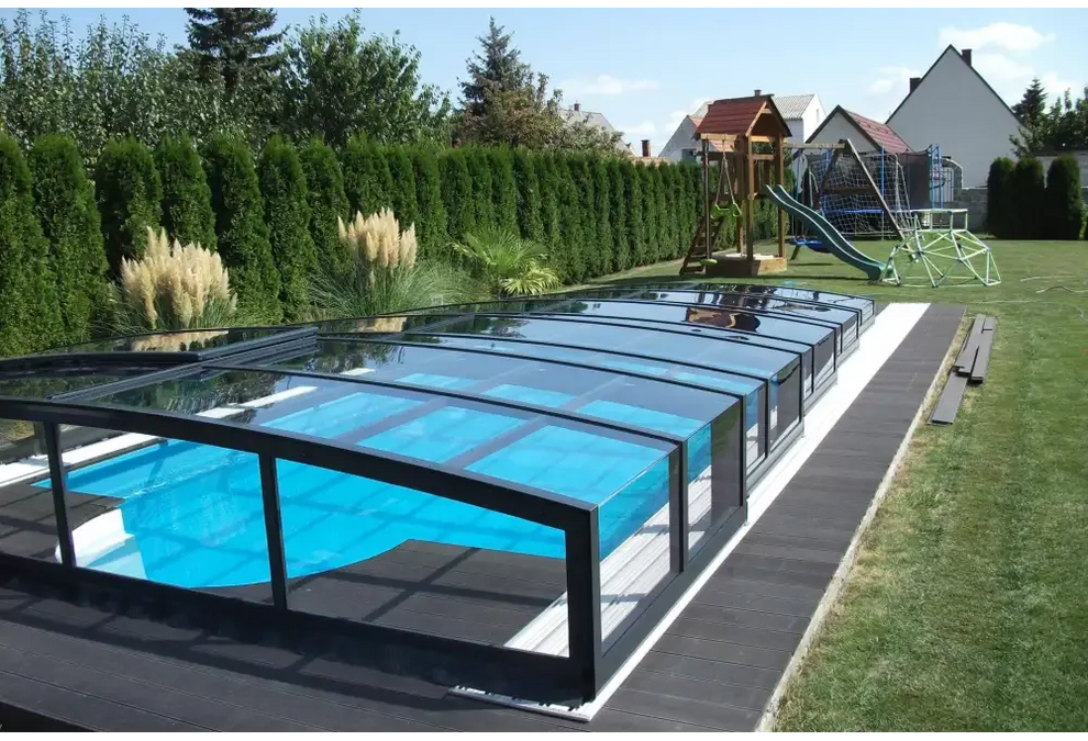 Blå pool med transparent glastak och antracit profiler i RAL7016