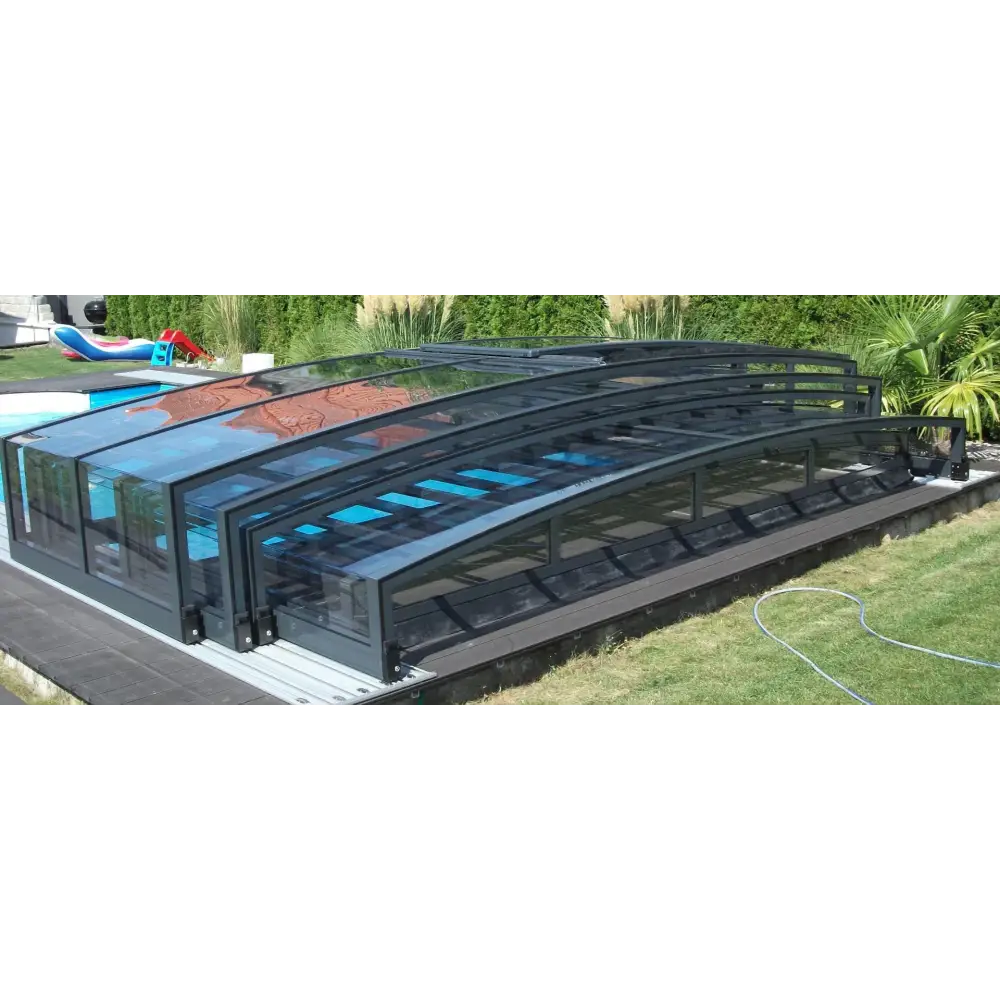 Pooltaket special med RAL7016 antracit profiler, svart ram och genomskinliga paneler