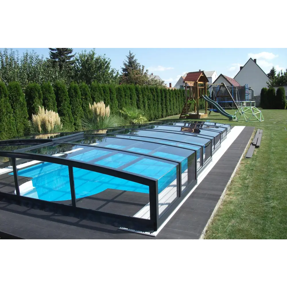 Blå swimmingpool med transparent glastak och RAL7016 antracit profiler