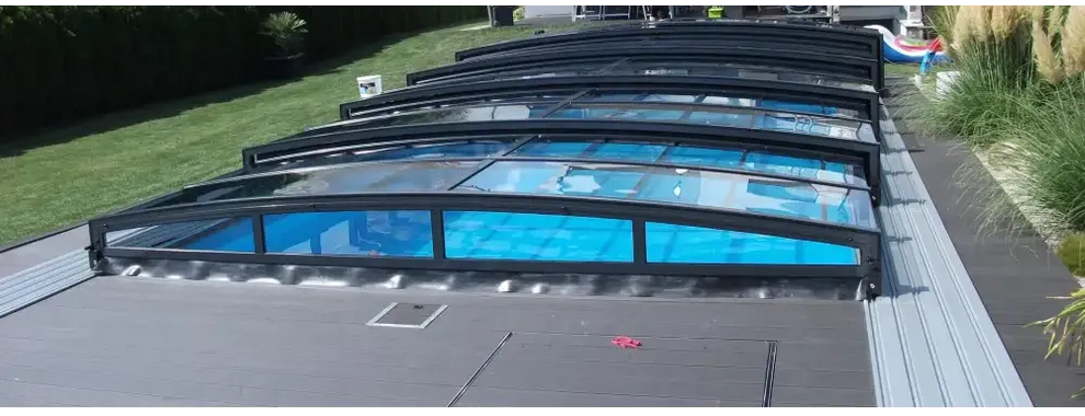 Modernt pooltaket special med RAL7016 antracit profiler, svart ramad kurvig glastak över blå pool