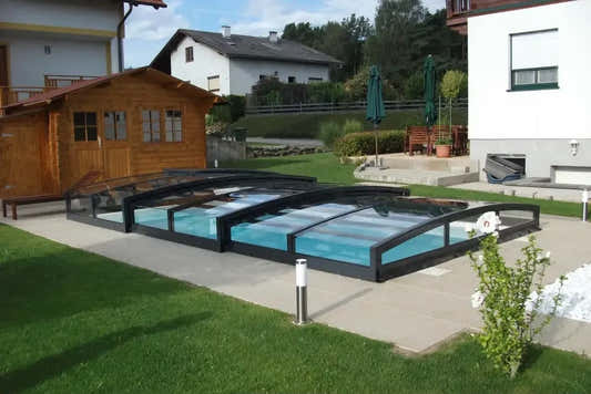 Special-bassengtak – svart ramme, buede klare paneler, for basseng