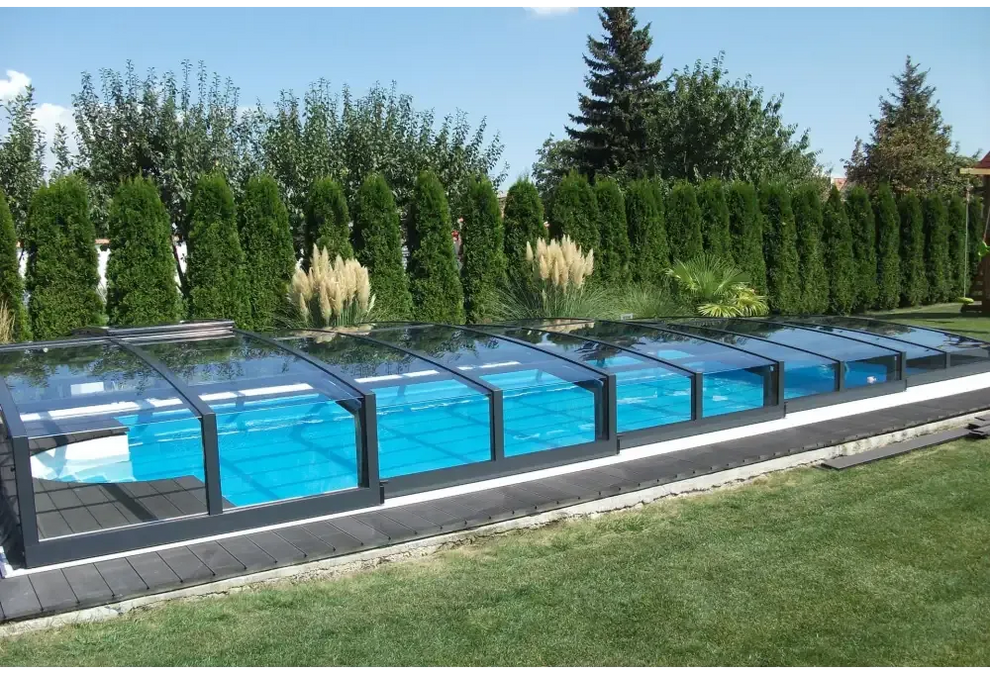Elegant pooltak special med RAL7016 antracitprofiler över rektangulär pool