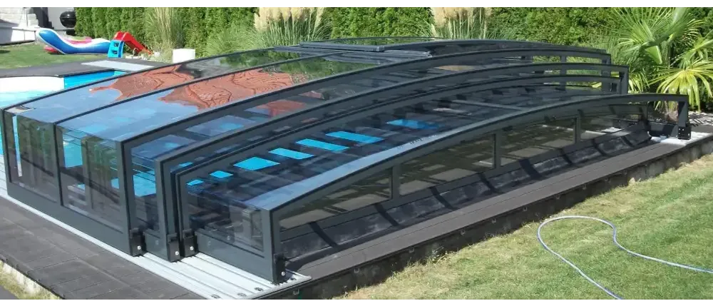Elegant pooltak special med RAL7016 antracitprofiler och låsbar sidodörr