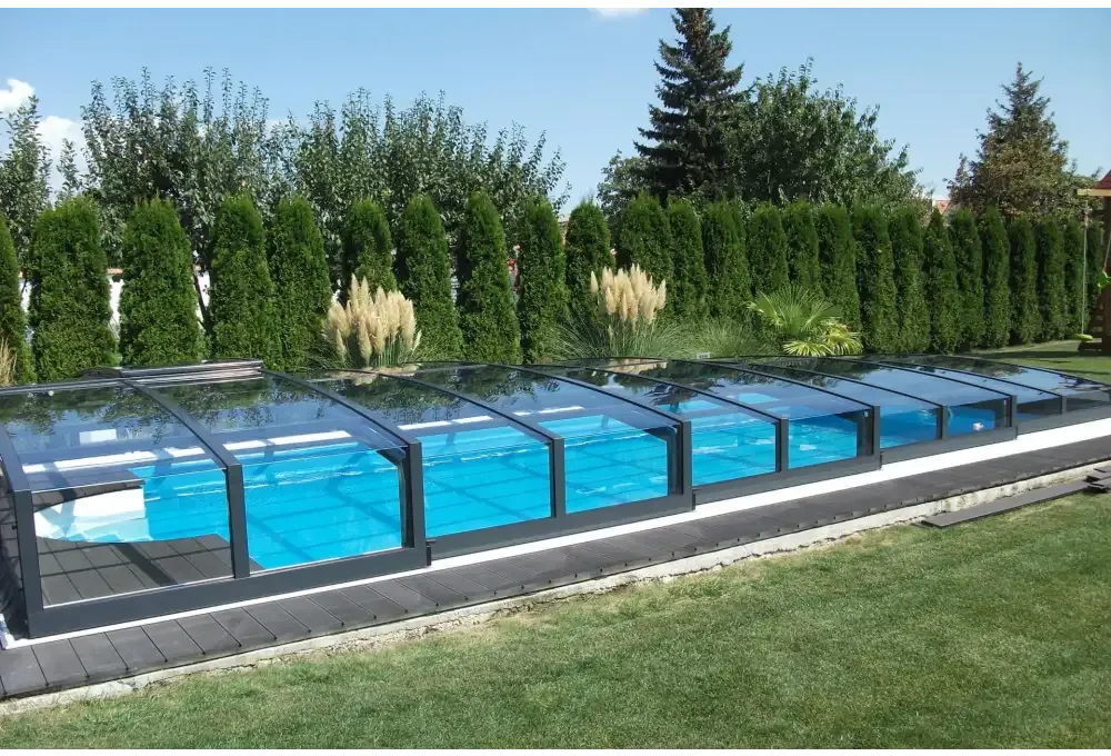 Pooltak special med böjd glasdesign, svart ram och blå poolvatten