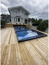 Elegant pooltak Sydney med blå glas och svart ram på trädeck, ger flexibilitet