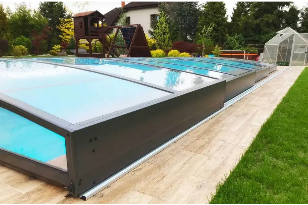 Elegant pooltak Sydney med modern grå metallram och glas för flexibilitet och poolskydd