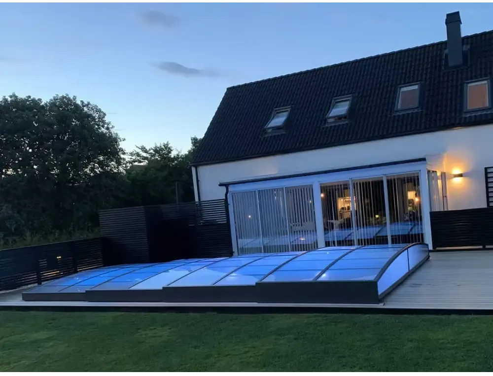 Elegant pooltak Sydney med blåtonad glashus i modern stil för poolskydd och flexibilitet
