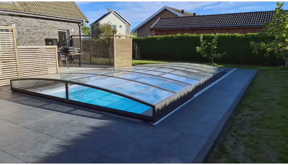 Funktionellt pooltak Sydney med modern böjd glas och svart ram för pool