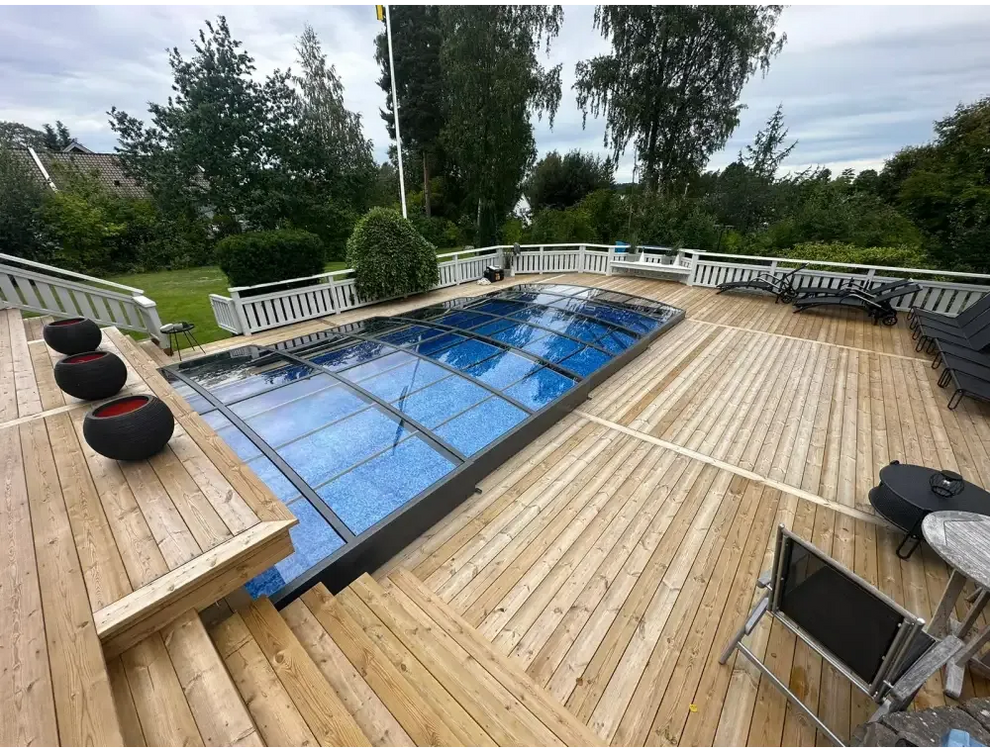 Blått glastak med svart ram på trädäck för funktionellt pooltak Sydney