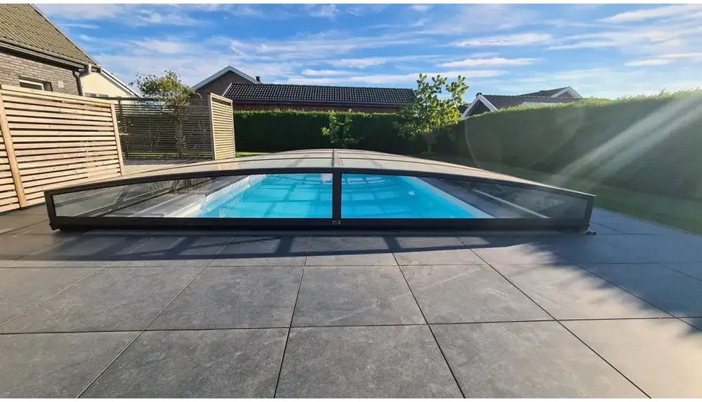 Funktionellt pooltak Sydney över modern blå pool, delvis öppet