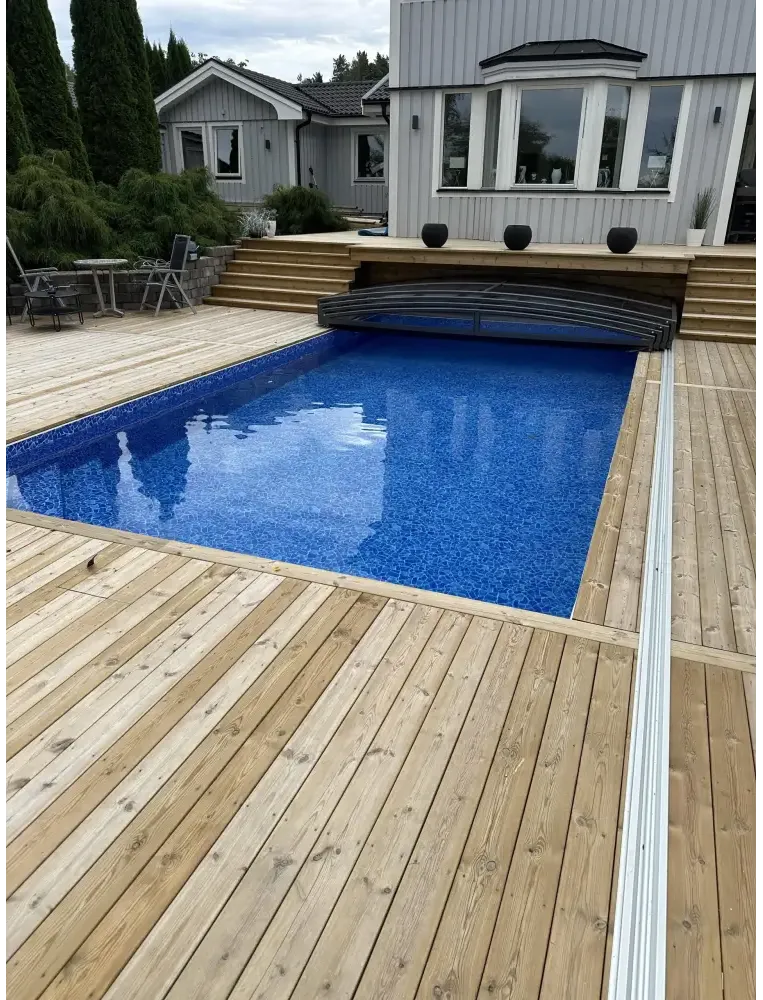 Funktionellt pooltak Sydney med blå mosaik och trädeck