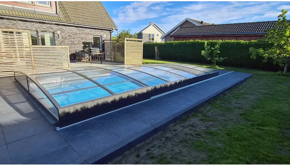 Funktionellt pooltak Sydney med modern glas- och metallkonstruktion