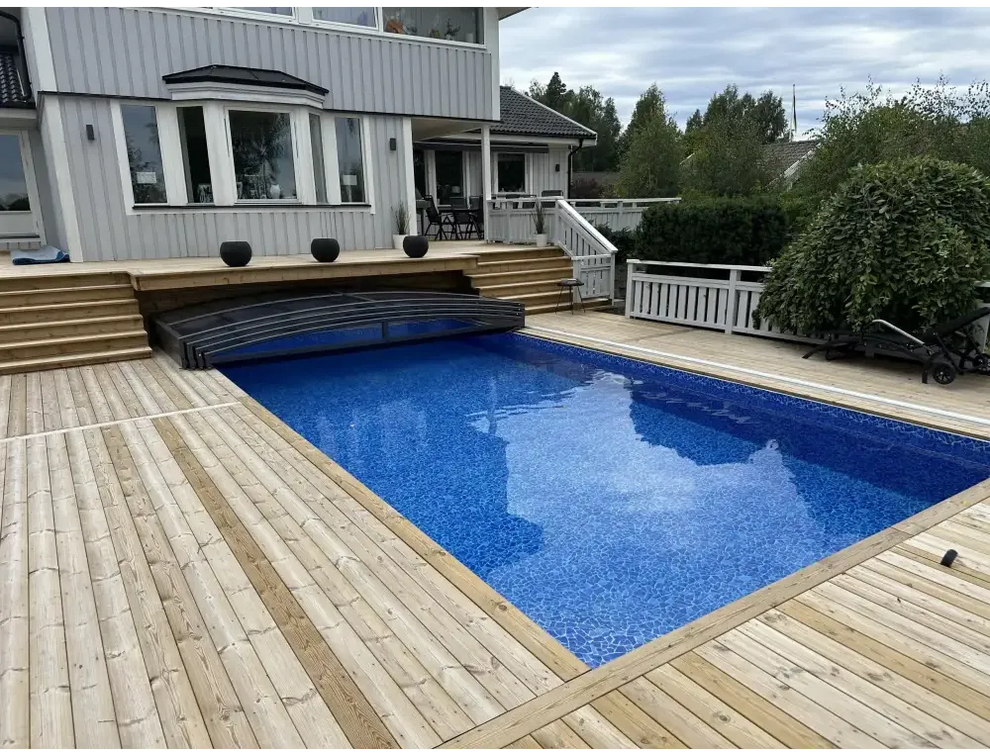 Funktionellt pooltak Sydney med blå mosaik och trädäck för modern pool