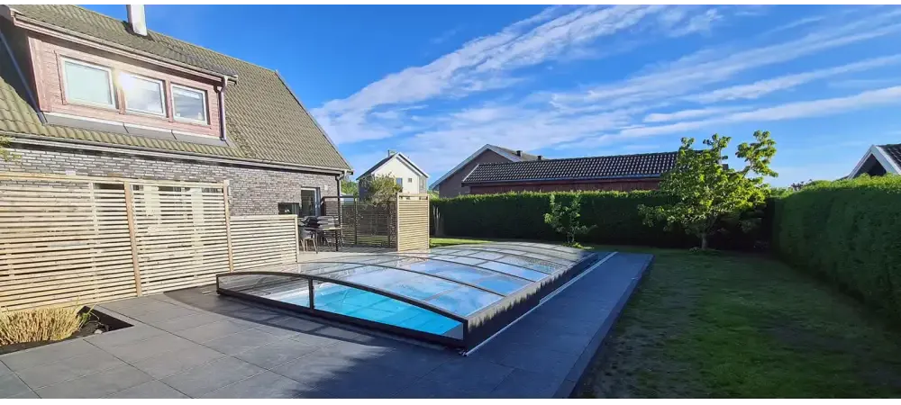 Elegant funktionellt pooltak Sydney med klart glas och svart ram