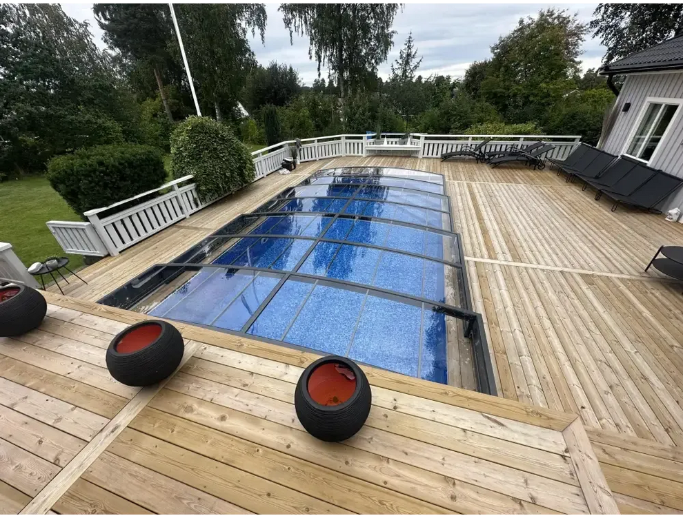 Funktionellt pooltak Sydney med transparent glas och blå textur
