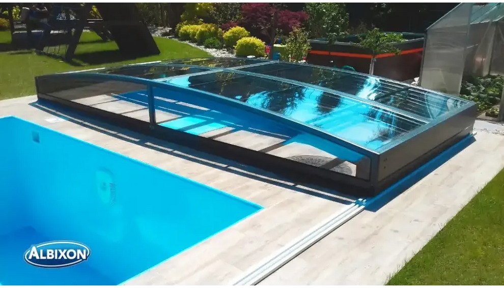 Funktionellt pooltak Sydney i modernt glas och svart metall med kurvig design