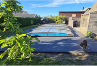 Funktionellt pooltak Sydney över modern pool med blåvatten
