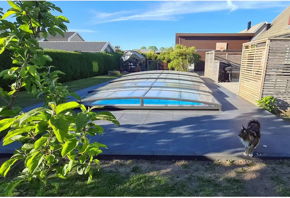 Funktionellt pooltak Sydney över modern pool med blåvatten