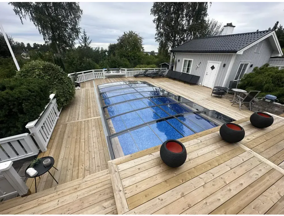 Elegant funktionellt pooltak Sydney med rektangulär glasöverbyggnad och blå poolvatten