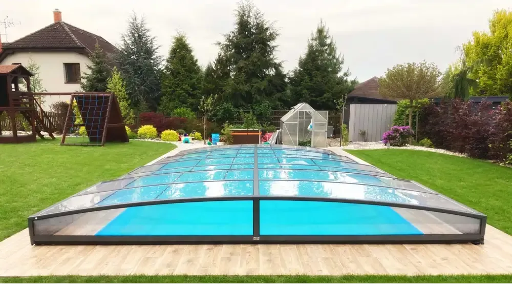 Funktionellt pooltak Sydney med klart glas och svart ram för modern pool