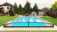 Funktionellt pooltak Sydney med klart glas och svart ram för modern pool