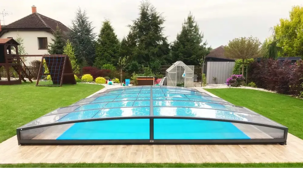 Funktionellt pooltak Sydney med klart glas och svart ram för modern pool
