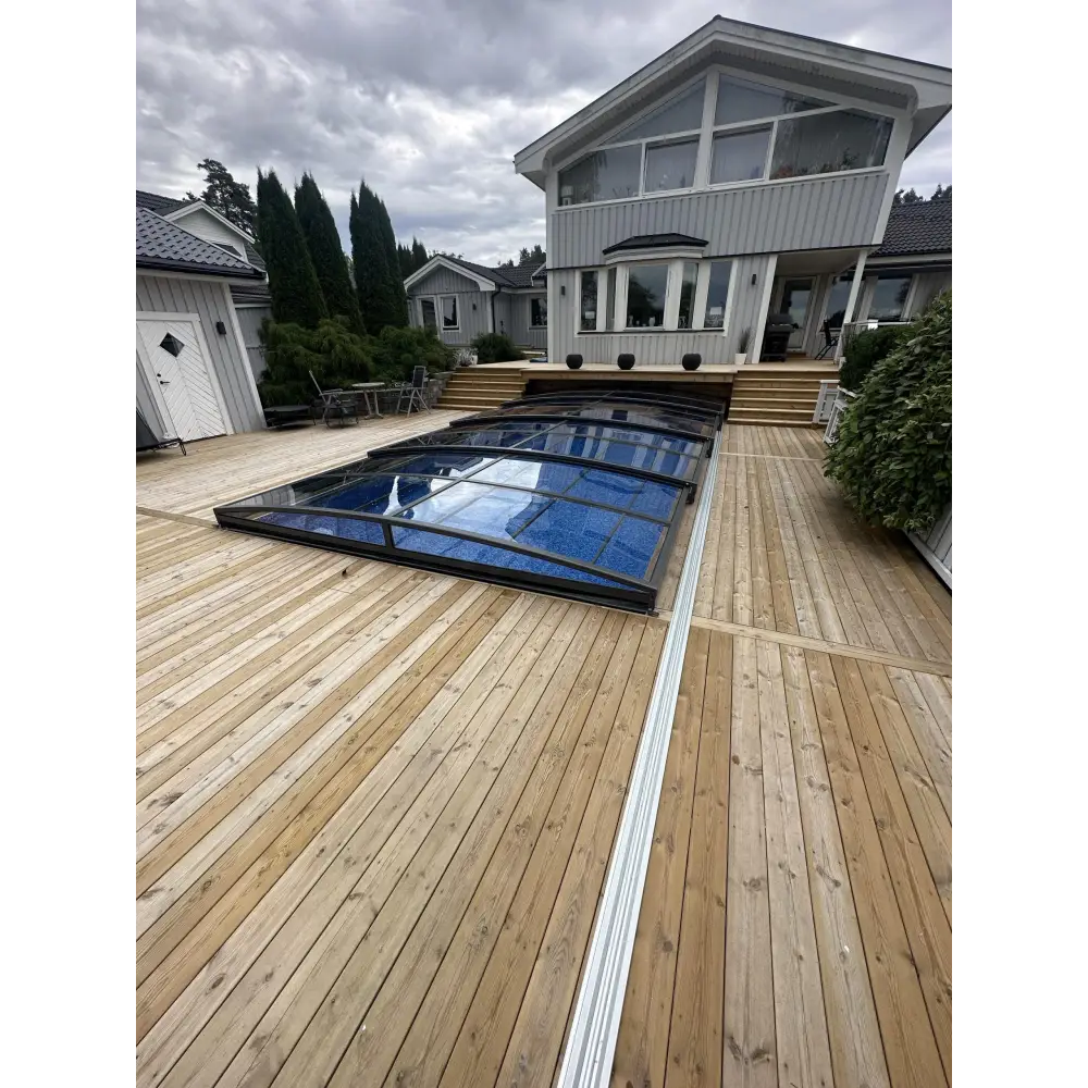 Elegant pooltak Sydney med enkelskena antracit över pool