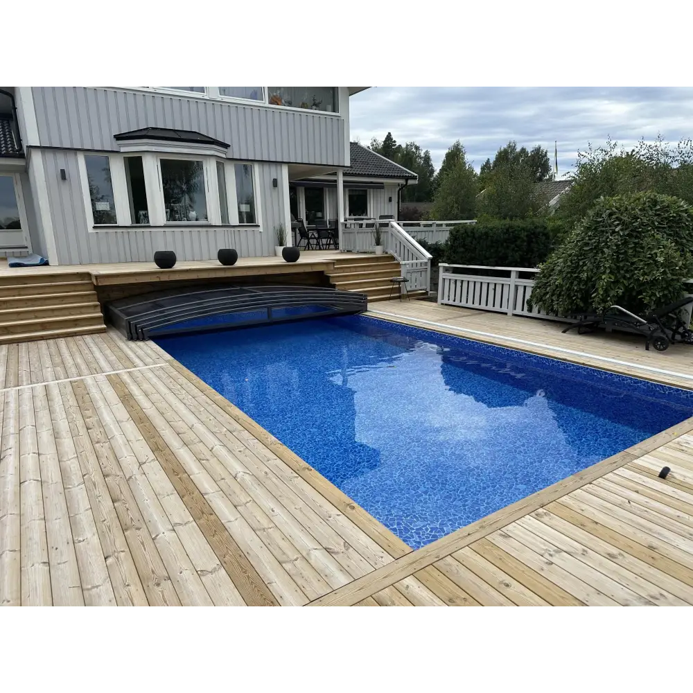 Elegant pooltak Sydney 3x5 med blå mosaik och trädäck