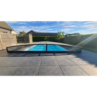 Pooltak Sydney i blåtonat glas med slank metallram delvis öppet över blå pool