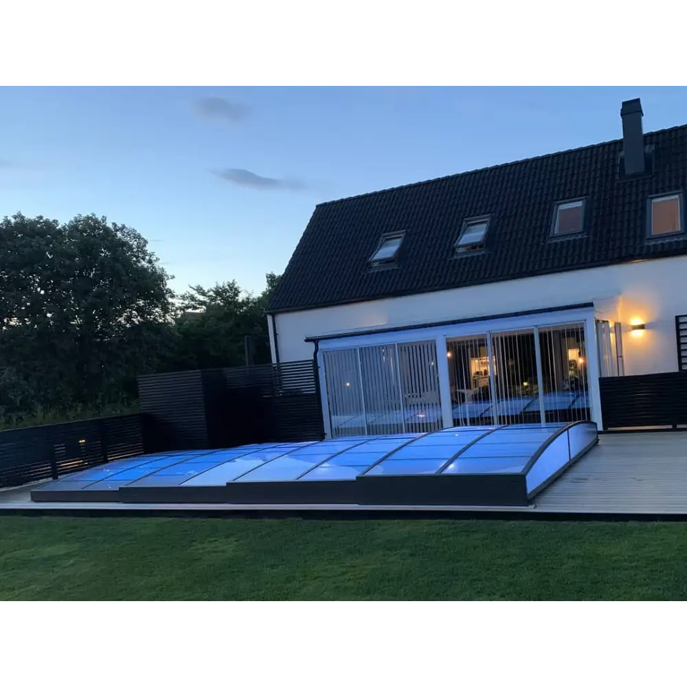 Pooltak Sydney i blåtonat glas med slank svart ram och kurvade kanter