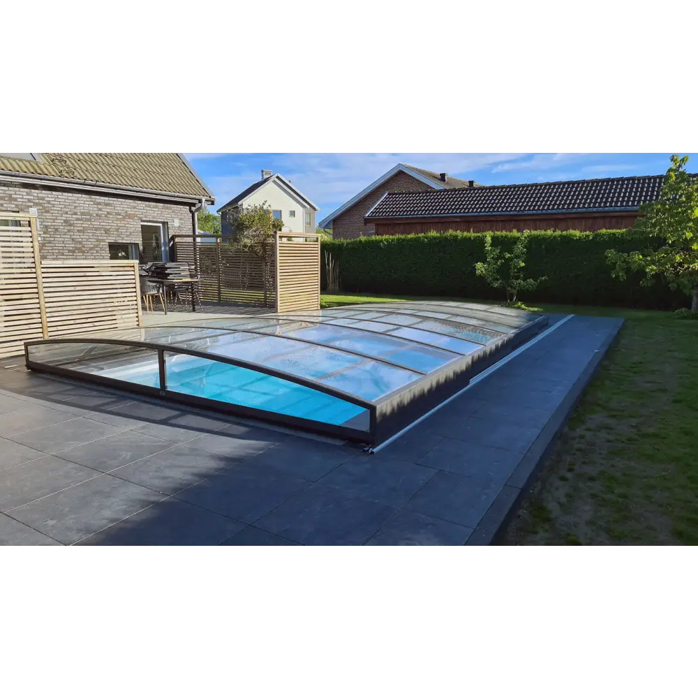 Elegant ultra lågt pooltak med mörk ram över blå pool